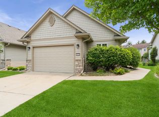 8808 Stonepointe Ln, Johnston, IA 50131