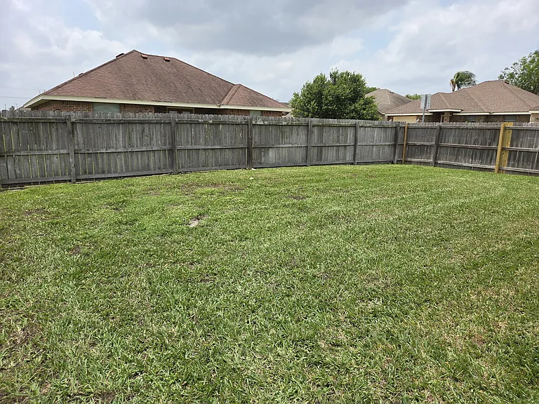 1906 Treasure Oaks Dr — Photo 17