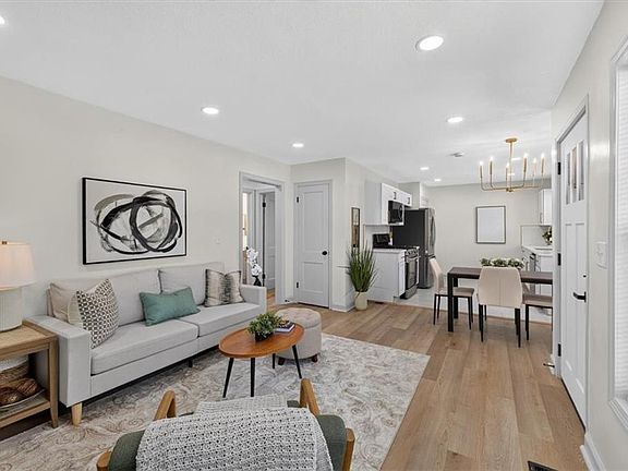 4th image of 427 W 87th Ter