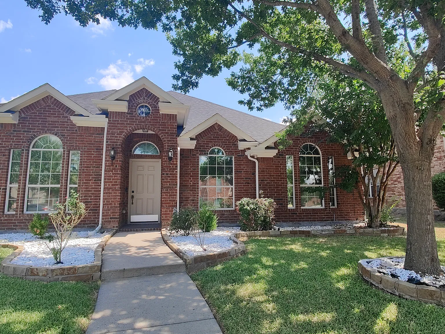 4 bed, 2268 sqft, $2,690 — Photo 1