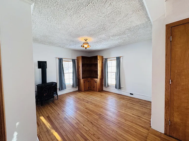 240 Pine St — Photo 6