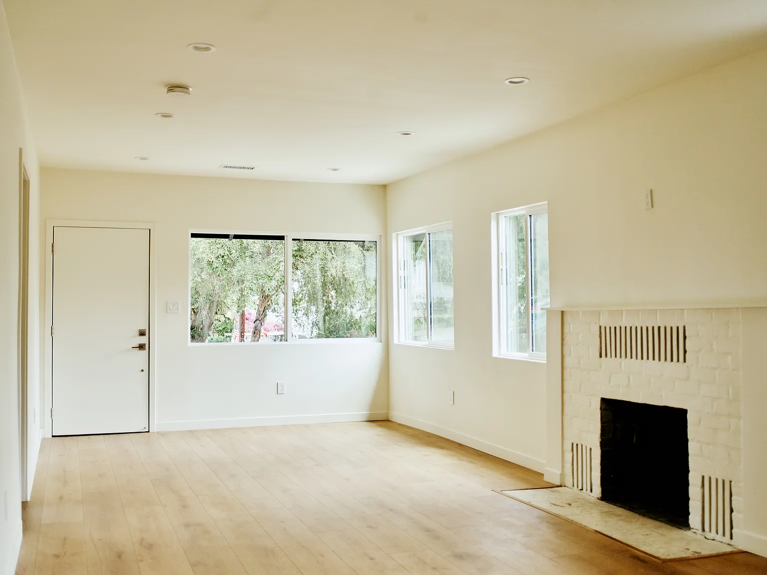 3 bed, 1397 sqft, $4,199 — Photo 4