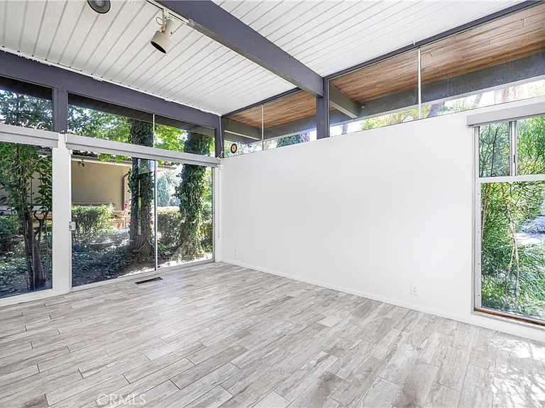 18349 Hiawatha St — Photo 17