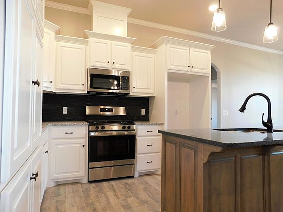 5th image of 248 Woodrock St