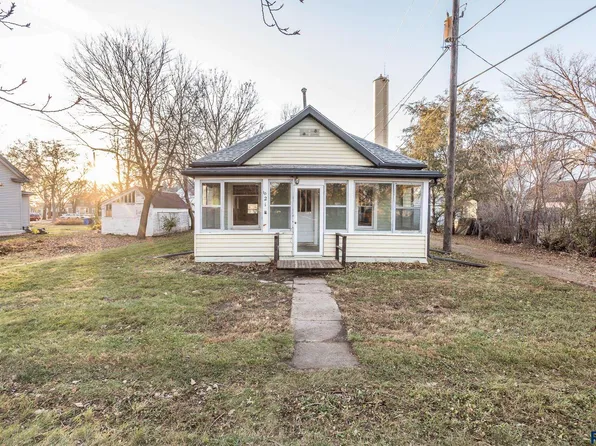 621 Montana St, Centerville, SD 57014