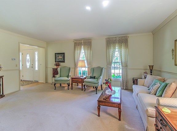 5th image of 317 E Beech Dr