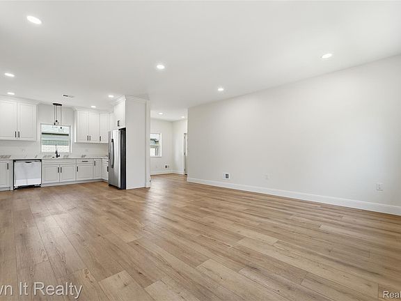5th image of 7606 Margaret St