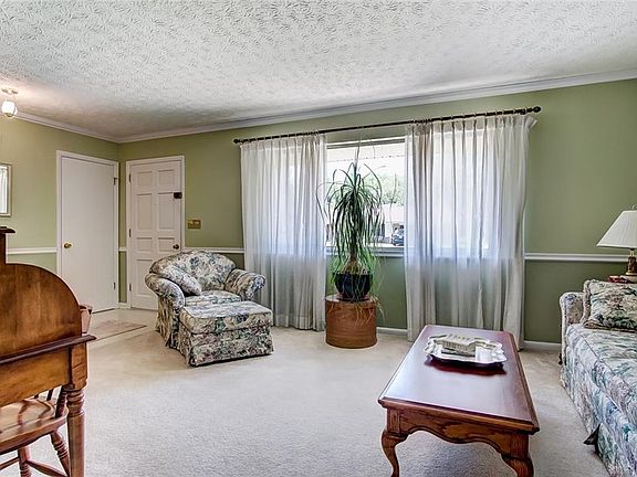 5th image of 3043 Dahlia Dr