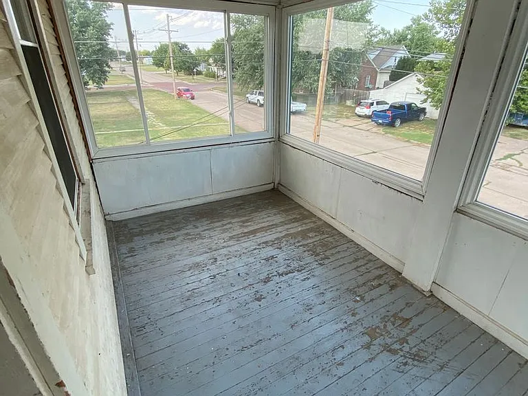 411-411 1/2 N. Clay, Hoisington — Photo 12