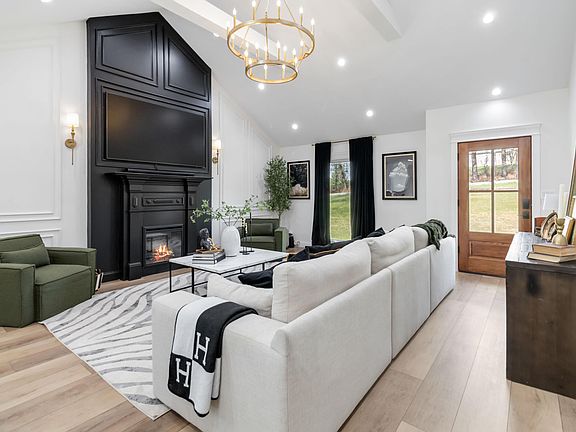 4th image of 2657 River Rd