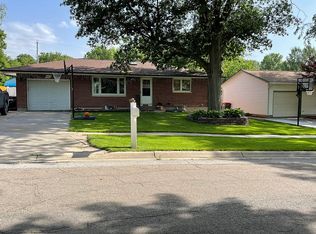 7931 Maplewood Dr, Lincoln, NE 68510