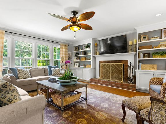 5th image of 105 Oak Meadow Dr