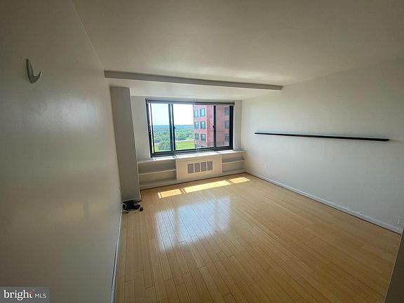 3rd image of 1021 Arlington Blvd #E-1021
