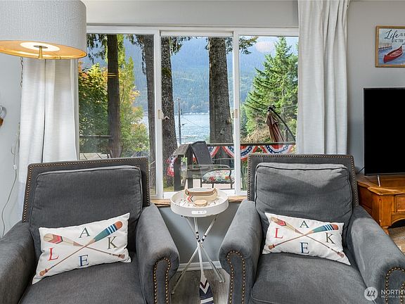 Lake View living room>