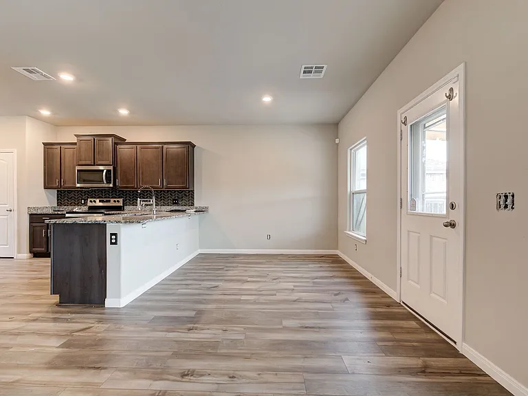 1609 Maroon Dr — Photo 11