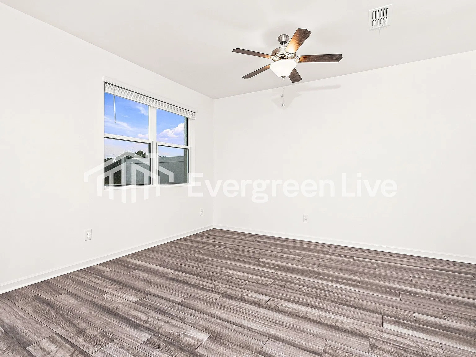 3 bed, 2.5 bath, 1421 sqft, $1,595 — Photo 3