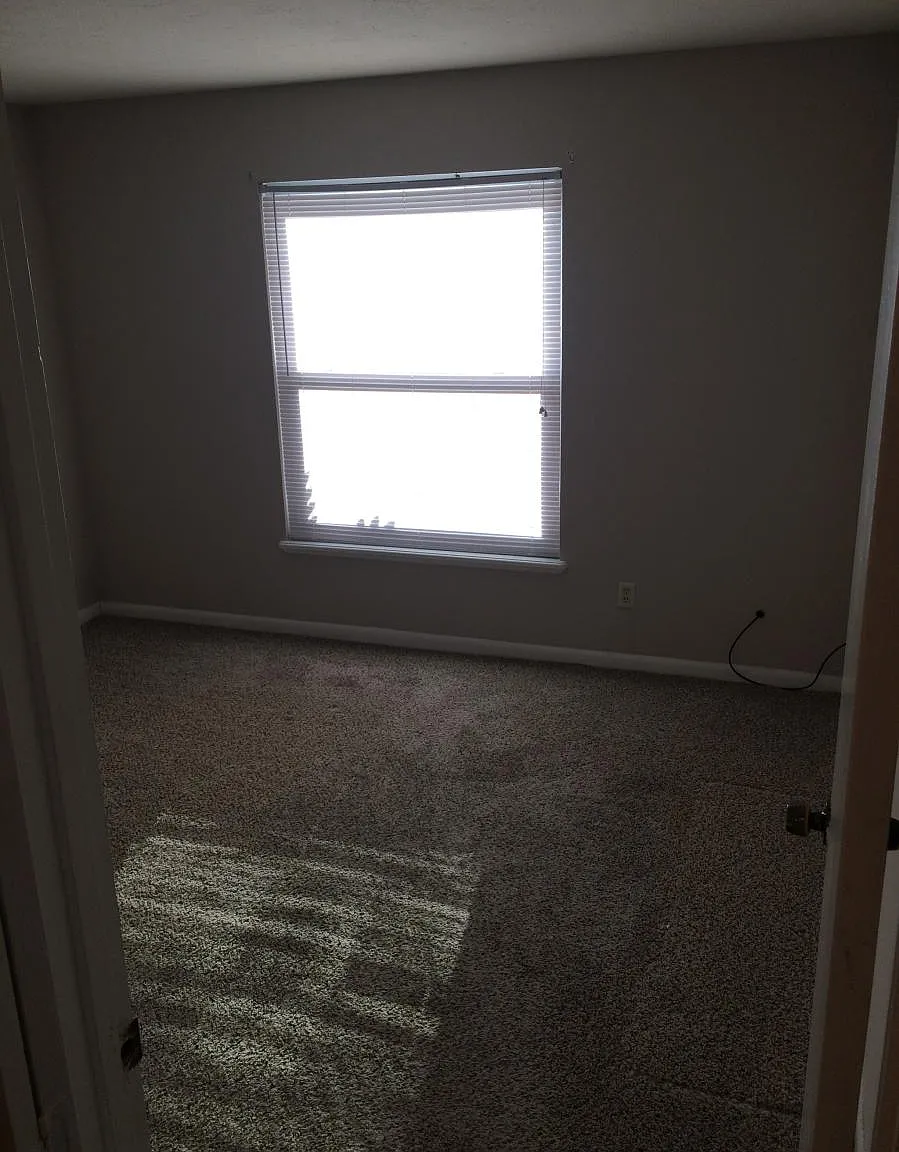 2 bed, 917 sqft, $1,300 — Photo 2