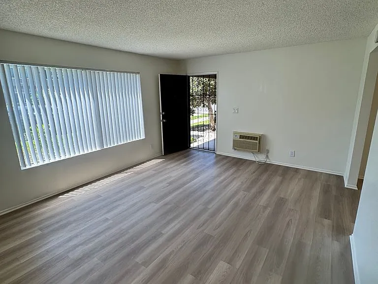 231 W Palmyra Ave — Photo 12