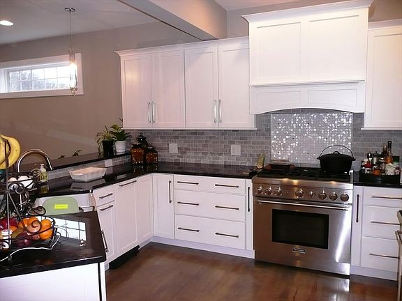 4th image of 538 Empress Ave
