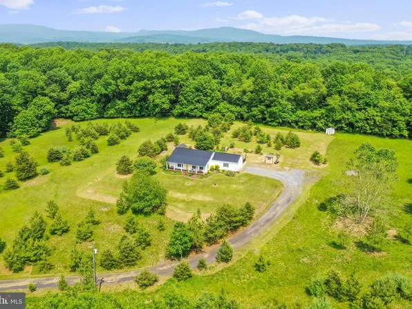 9047 River Rd, Hedgesville, WV 25427