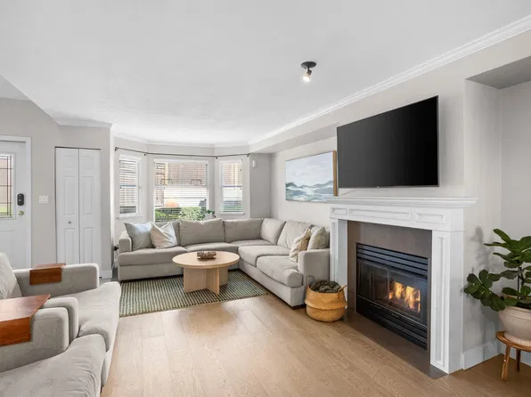 245 E 5th St #7, North Vancouver, BC V7L 1L8