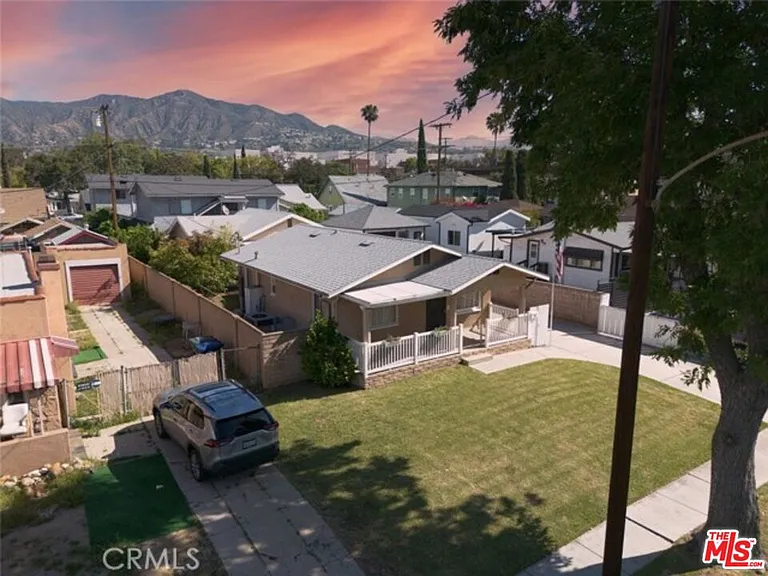 609 Alexander St — Photo 3