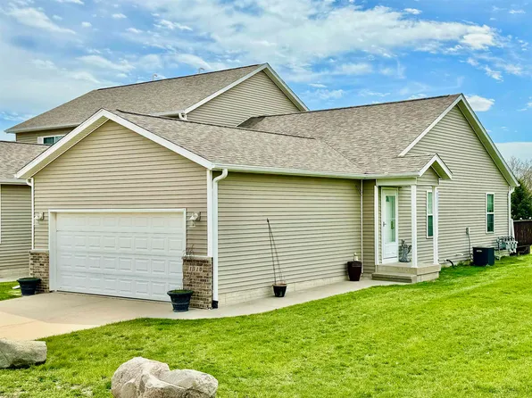 1310 Creekside Ct, Waterloo, IA 50702