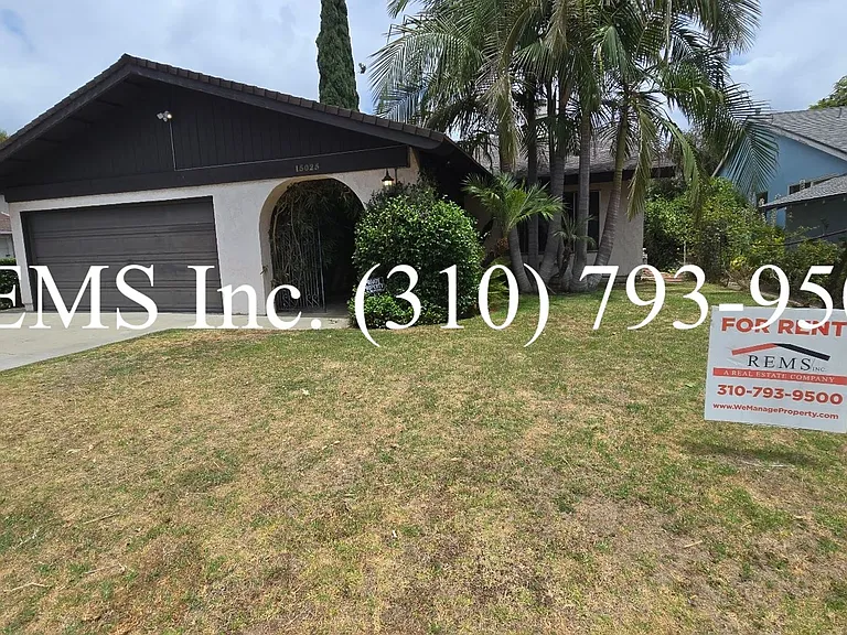 15025 Archwood St — Photo 1