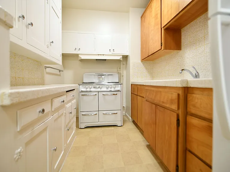 832 York St — Photo 9