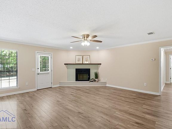 4th image of 715 Little John Dr