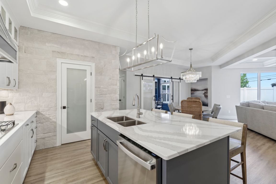 Quartz counters and a walk-in pantry