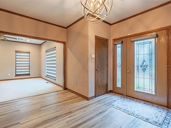 3rd image of 536 Lakeside Ct