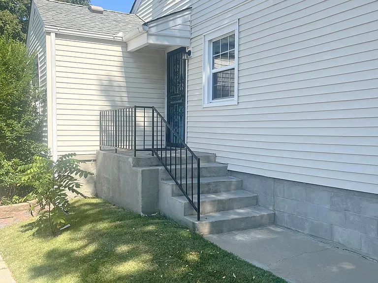 301 Poplar Dr — Photo 4