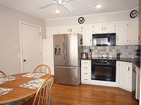 4th image of 10321 Garnett St