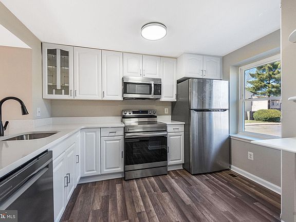 4th image of 303 Brethour Ct