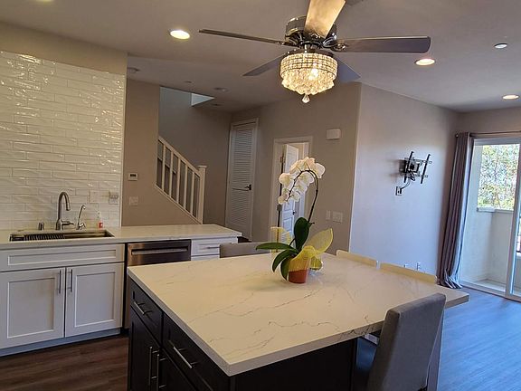 Large Center Island with seating for 4