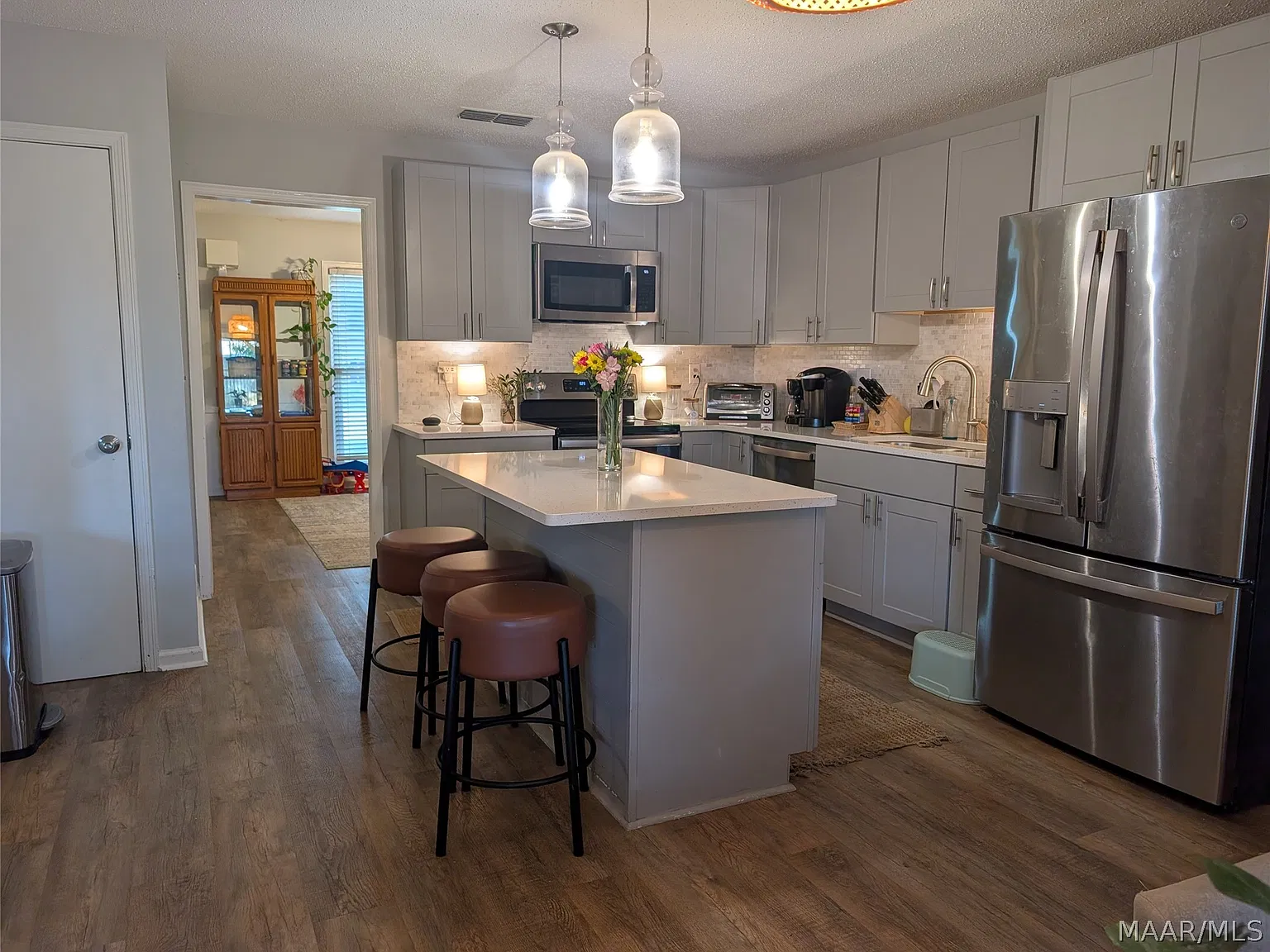 4 bed, 2.0 bath, 2278 sqft, $2,100 — Photo 3