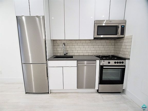 2nd image of 220 Kosciuszko St APT 2A