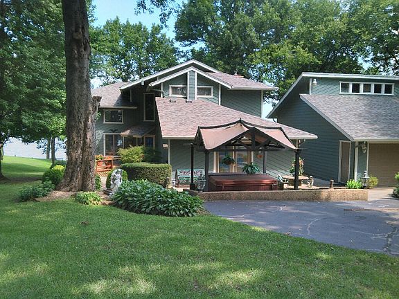 Hot tub off master bedroom 