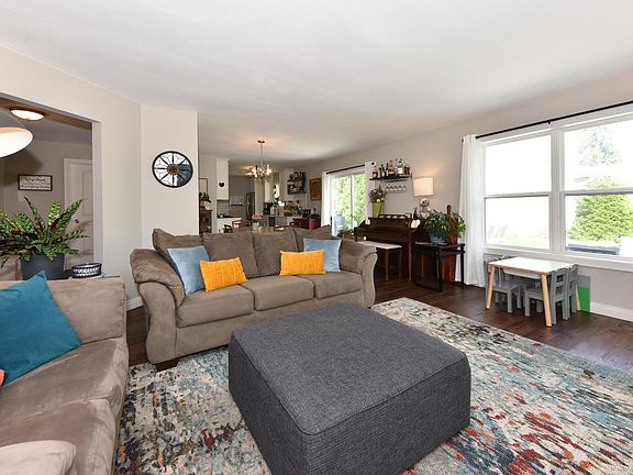 5th image of W163N10464 Ridgeview LANE