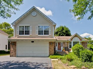 1090 Oak Wood Dr, Carol Stream, IL