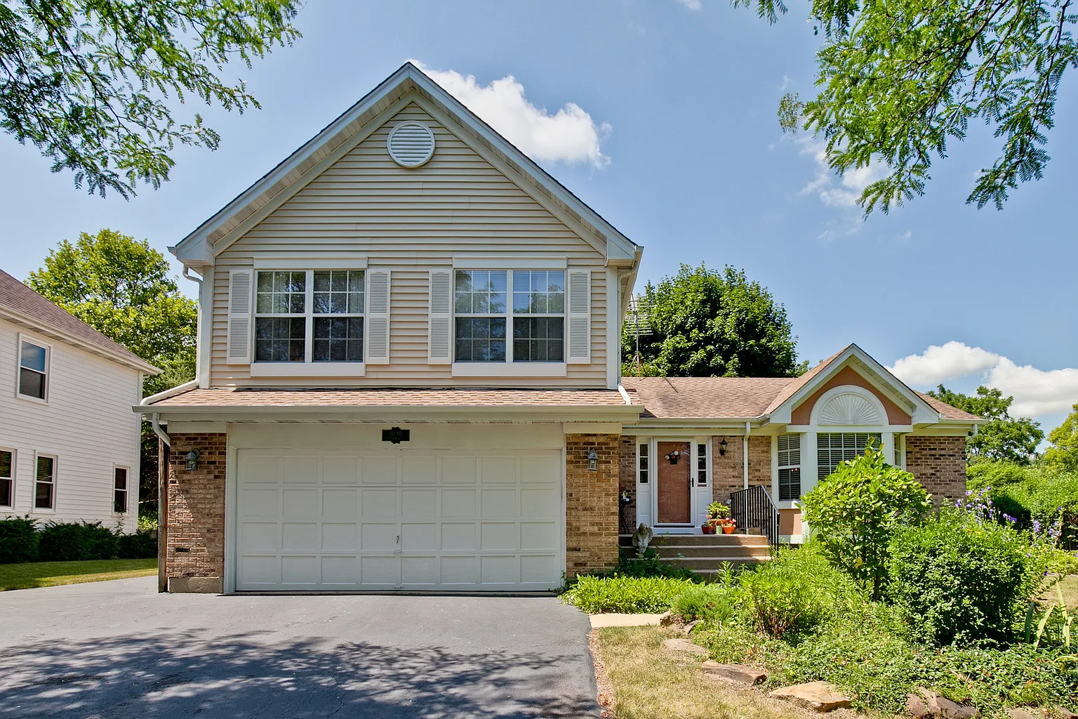 1090 Oak Wood Dr photo 1
