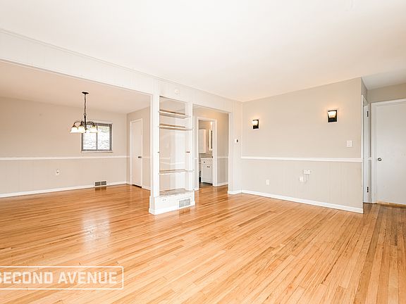 4th image of 2015 Plainview Ave