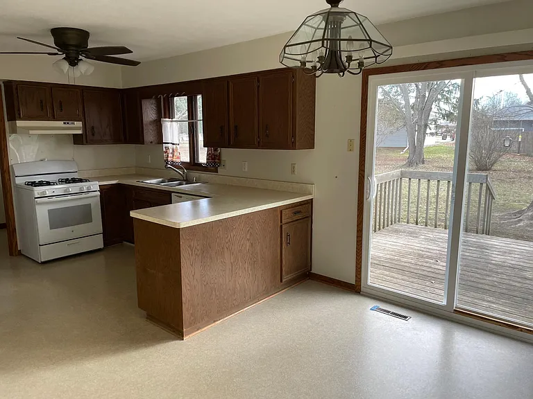 725 Salem St — Photo 4