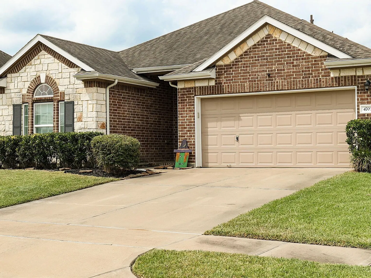 3 bed, 2.0 bath, 2080 sqft, $2,850 — Photo 2