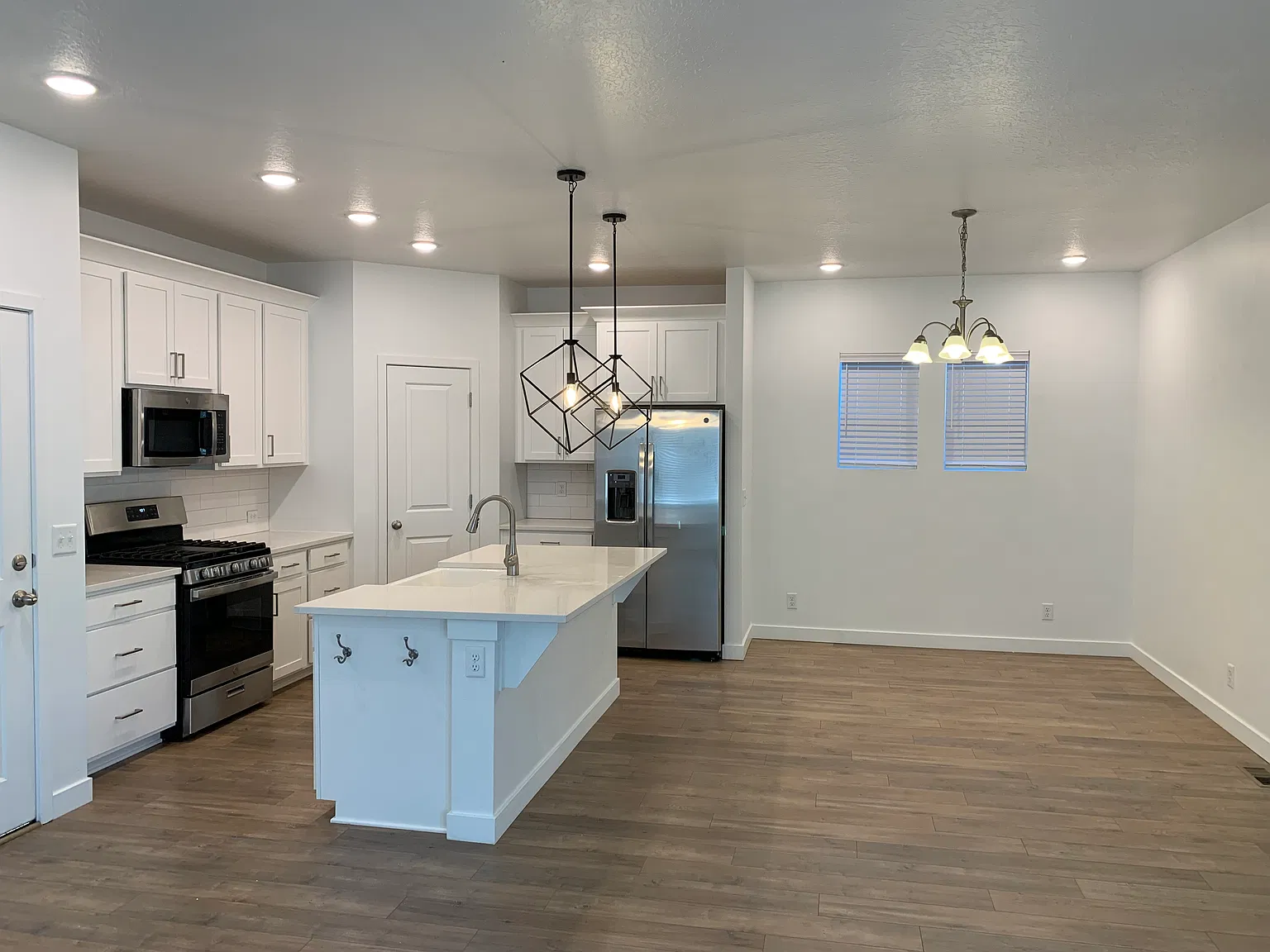 4 bed, 2.5 bath, 2800 sqft, $2,800 — Photo 4
