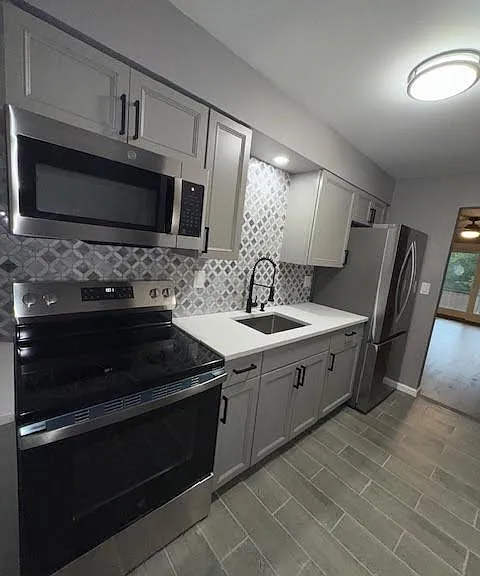1003 Parkview Dr — Photo 1