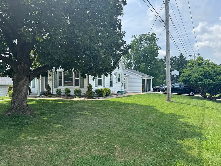 1601 Fox Dr — Photo 2