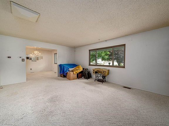 4th image of 423 Sandstone Dr