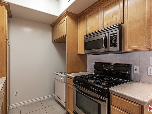 4th image of 3328 S Oakhurst Ave #101
